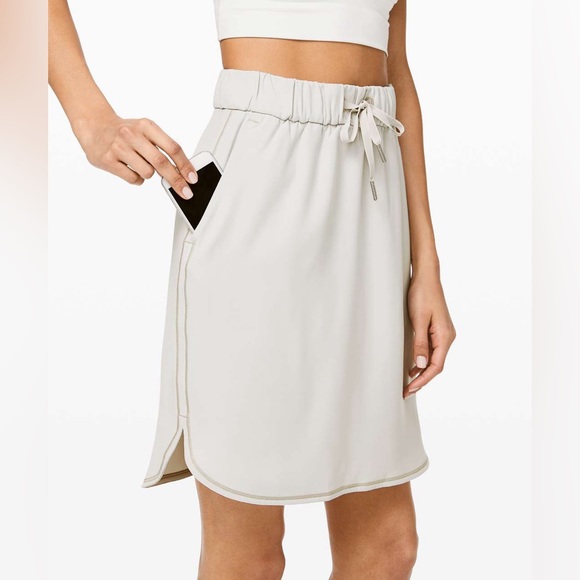 NWT Lululemon On The Fly Skirt *Woven Silverstone SIZE 2 - Picture 3 of 9